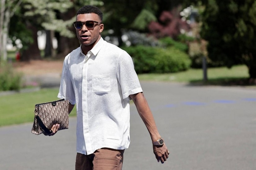 Kylian Mbappe exibiu uma elegante bolsa triangular Dior A5